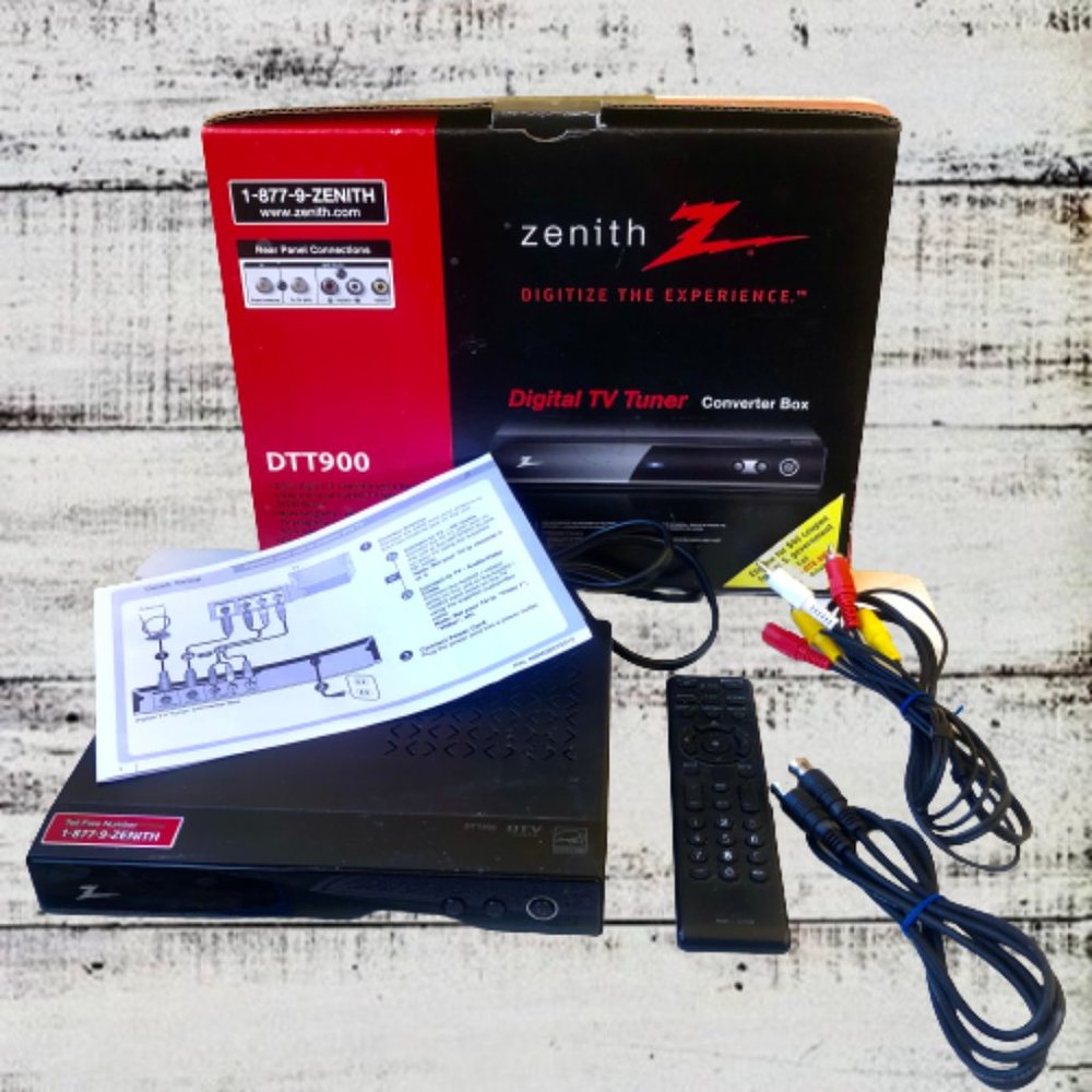 Zenith DTT900 Digital TV Tuner Converter Box with Remote + Cables + Instruction